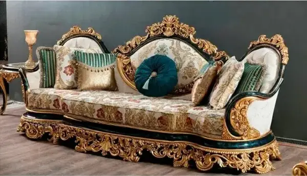 طقم كنب كلاسيك ذهبي