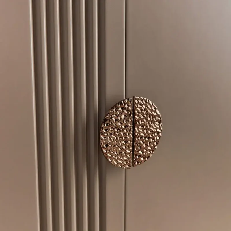 خزانة ملابس بـ ستة أبواب وأدراج مميزة