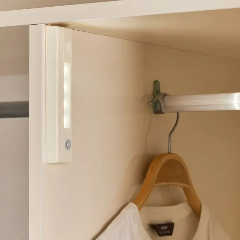 خزانة ملابس ببابين انزلاقيين مع مرآة