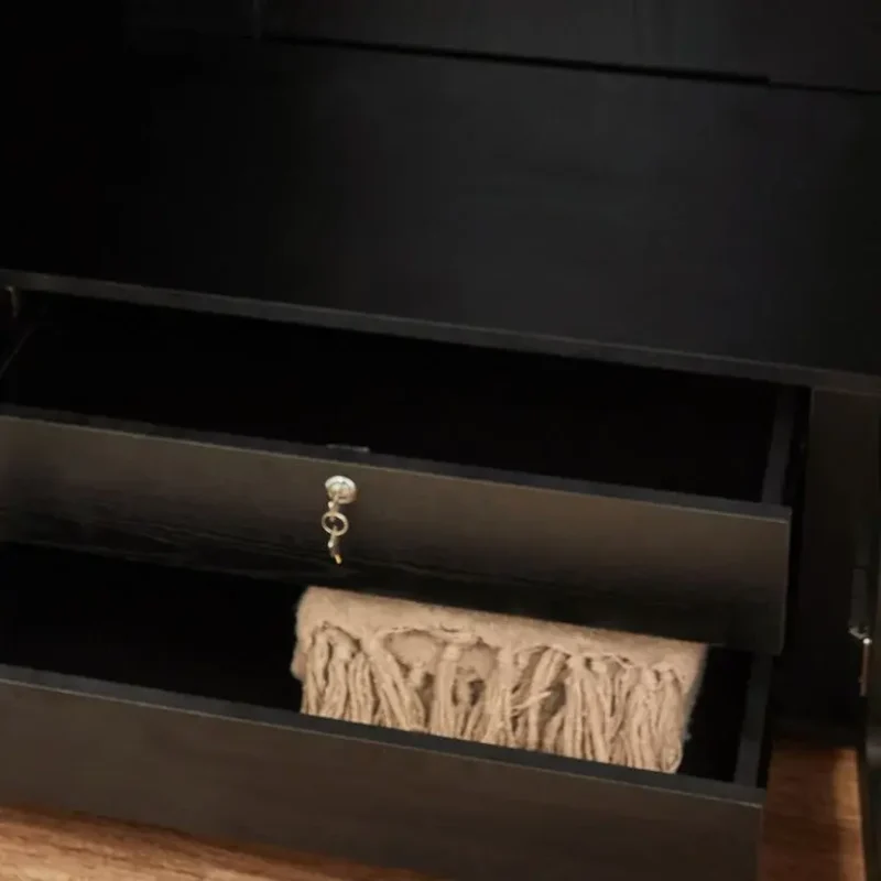 خزانة ملابس بتصميم كلاسيكي بسيط