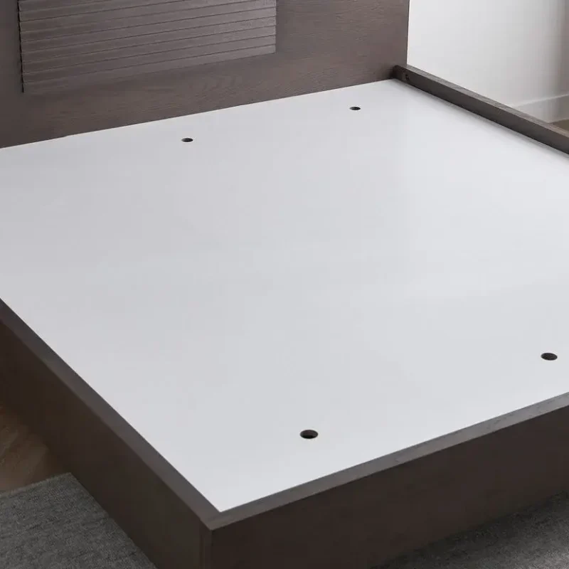 سرير خشب بتصميم بسيط