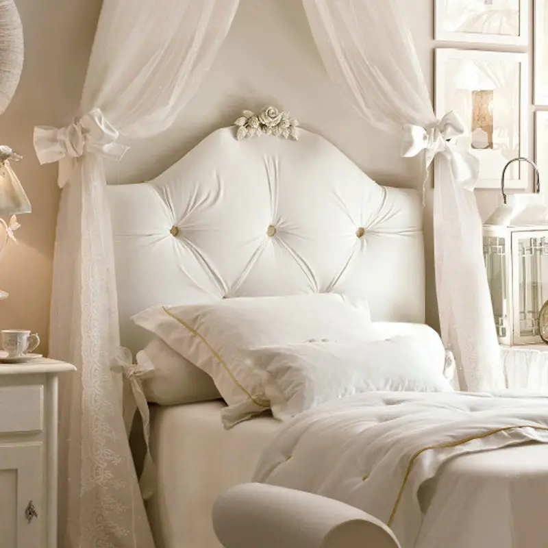 سرير غرفة نوم بتصميم كلاسيكي