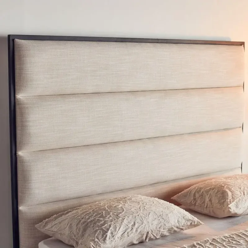 سرير معدني بتصميم منفرد