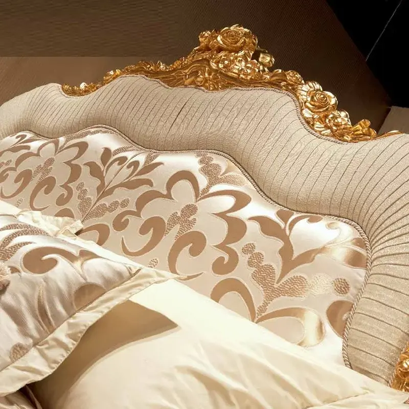 سرير نوم بتصميم كلاسيكي