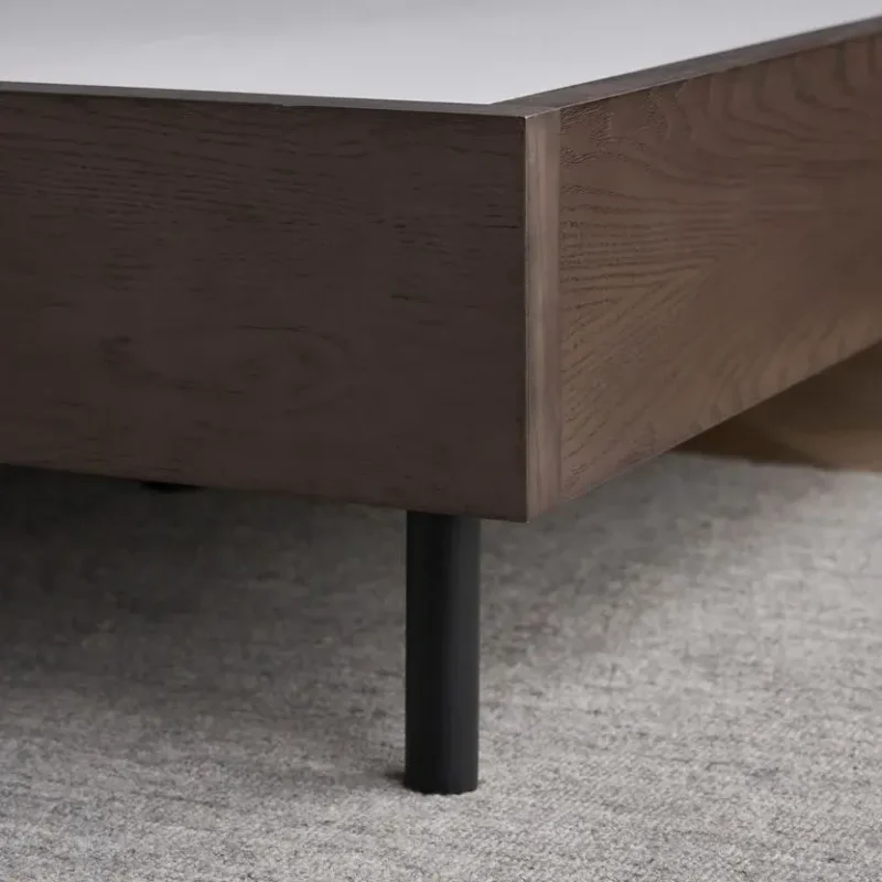 سرير خشب بتصميم بسيط