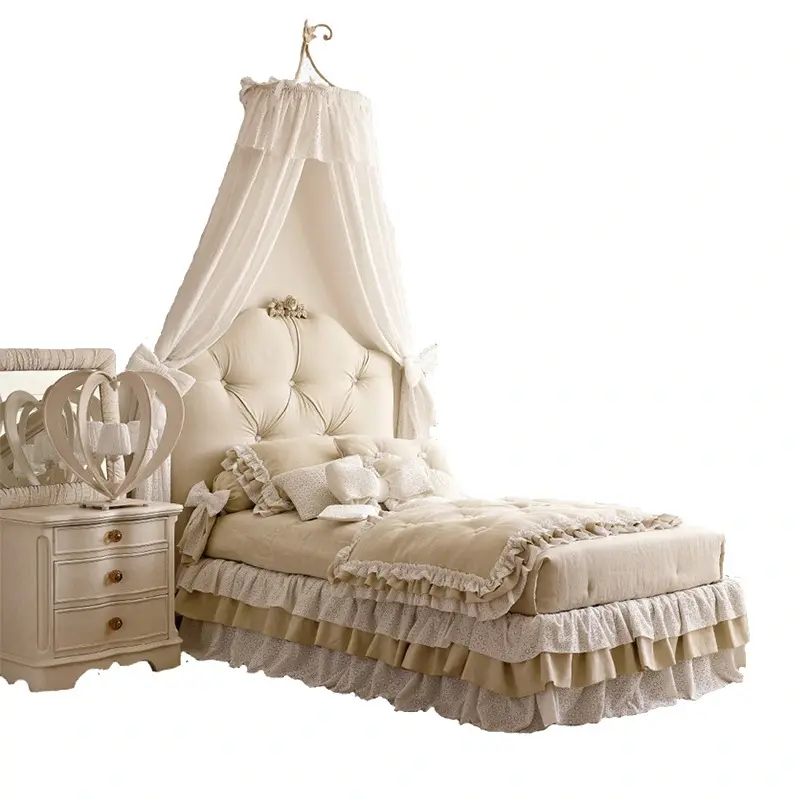 سرير غرفة نوم بتصميم كلاسيكي