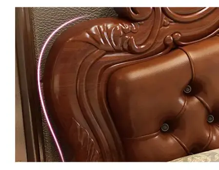 سرير غرفة نوم مع كمودينة بتصميم ملكي