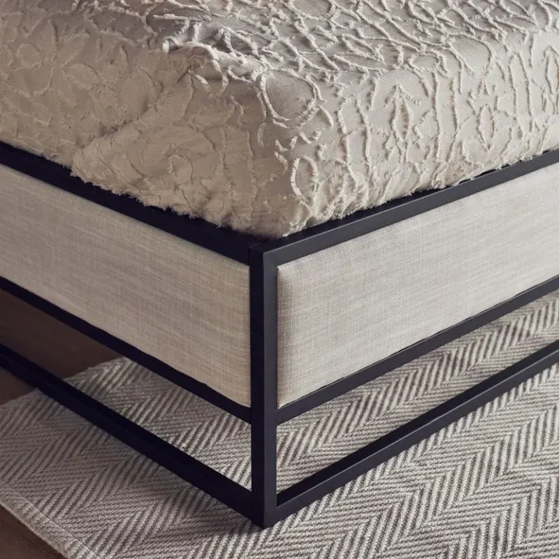 سرير معدني بتصميم منفرد