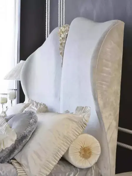 سرير ابيض كلاسيك