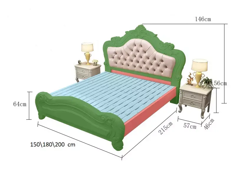 سرير غرفة نوم مع كمودينة بتصميم ملكي