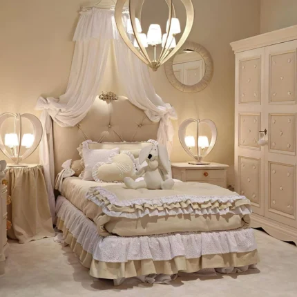 سرير غرفة نوم بتصميم كلاسيكي