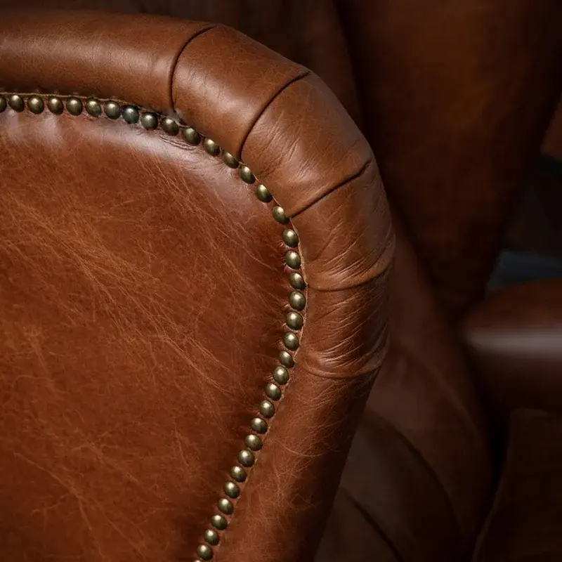 كرسي مفرد من جلد بتصميم فاخر