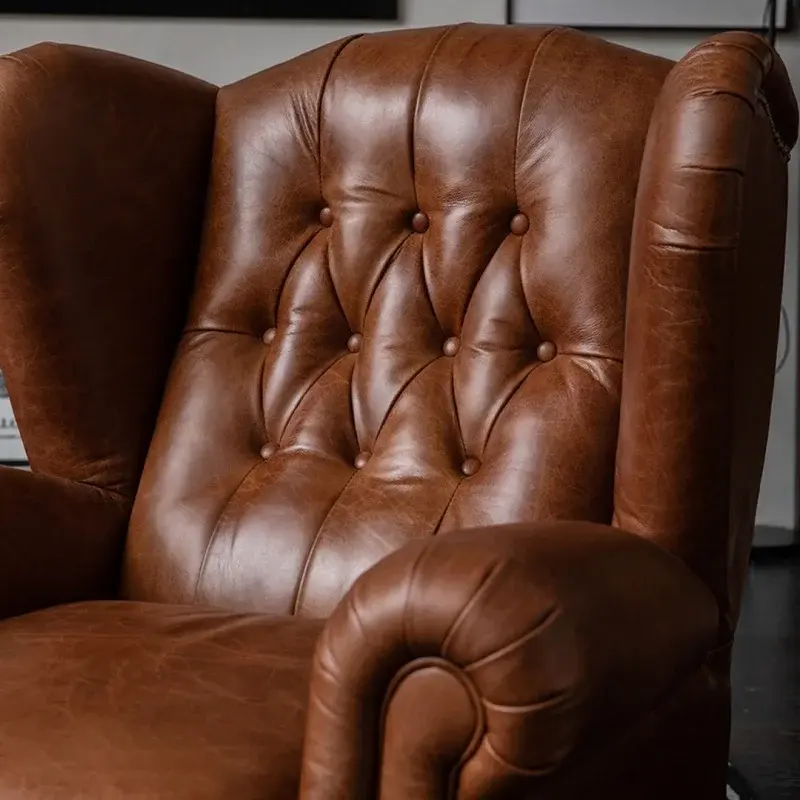 كرسي مفرد من جلد بتصميم فاخر