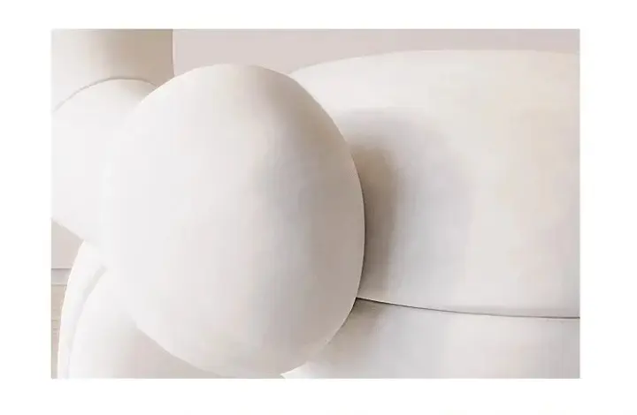 كرسي مفرد من تصميم مميز