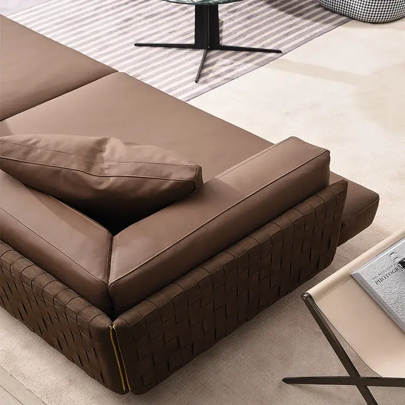 كنب زاوية بني مصممة بتفاصيل عصرية