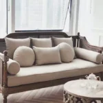 كنب مصمم من خشب راتان مميز و صلب