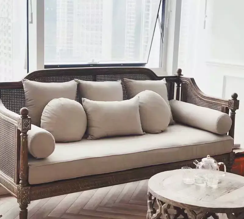 كنب (1) كنب مصمم من خشب راتان مميز و صلب