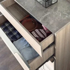 وحدة تخزين بـ 5 أدراج بتصميم بسيط