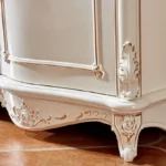 خزانة ملابس من تصميم كلاسيكي