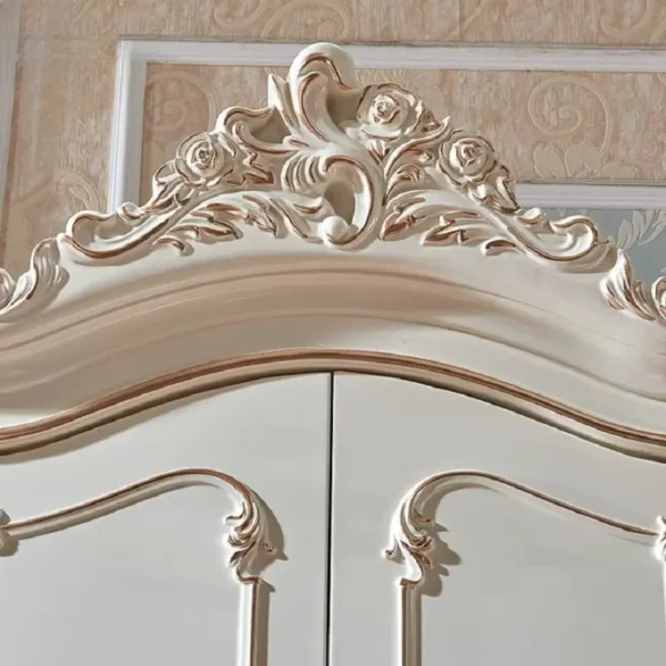 خزانة ملابس من تصميم كلاسيكي