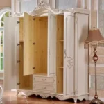 خزانة ملابس من تصميم كلاسيكي