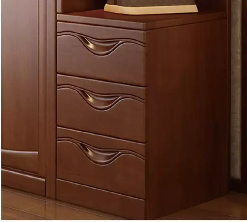 خزانة ملابس مزودة بأرفف جانبية كلاسيكية