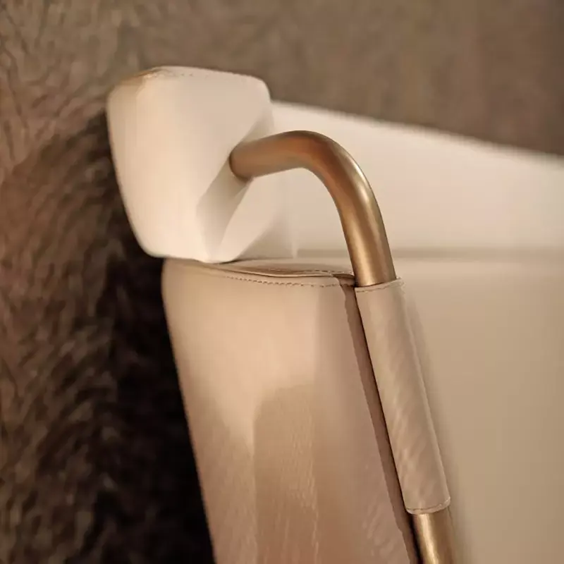 سرير غرفة نوم بظهر منحني