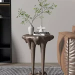 طاولة جانبية بتصميم مميز