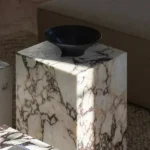 طاولات رخامية بتصميم متعدد المقاسات