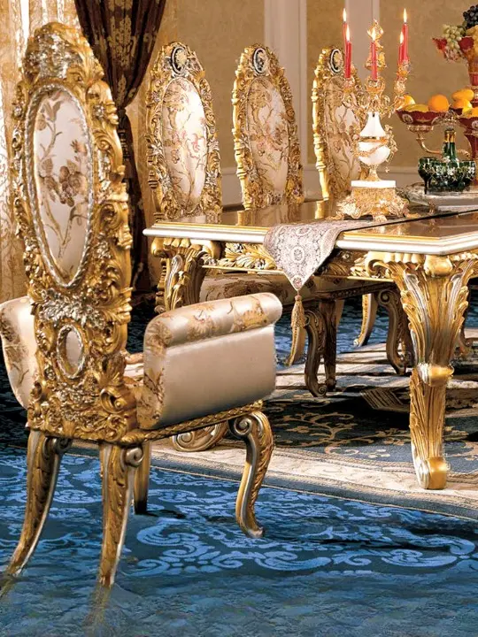 طاولة طعام من تصميم ملكي