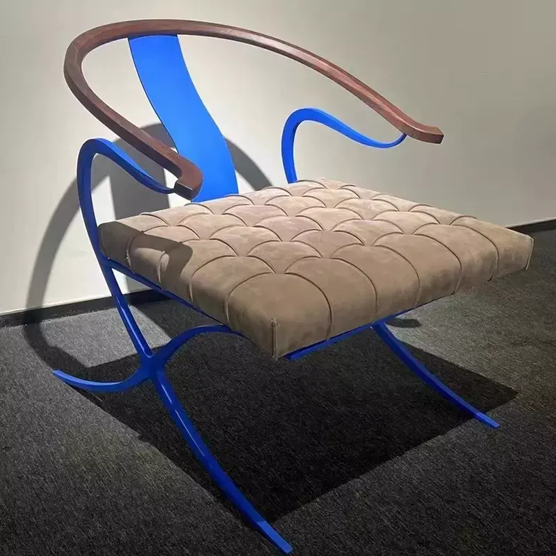 كرسي مودرن معدني بتصميم مميز