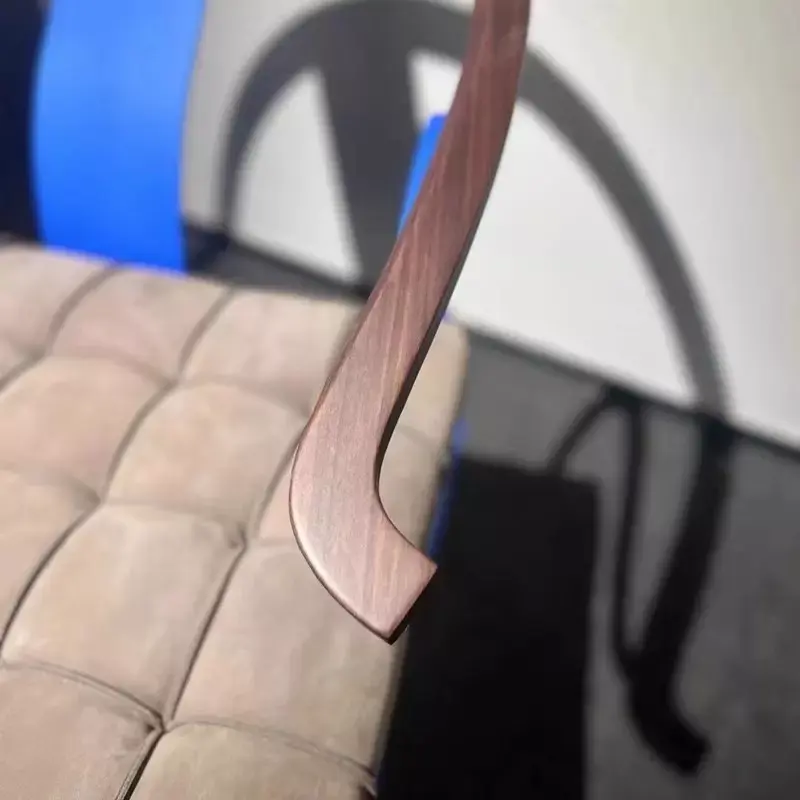 كرسي مودرن معدني بتصميم مميز