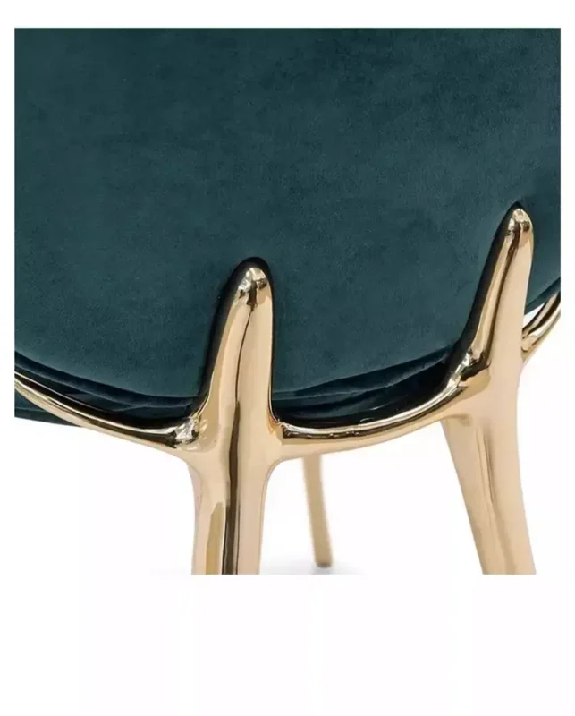 كرسي طاولة طعام بتصميم أنيق ومميز