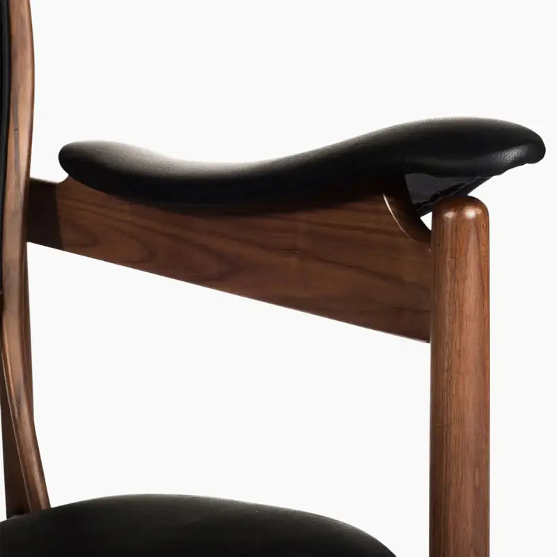 كراسي خشب كلاسيك