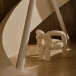 كرسي مفرد بمساند ذراعين بتصميم متخلف