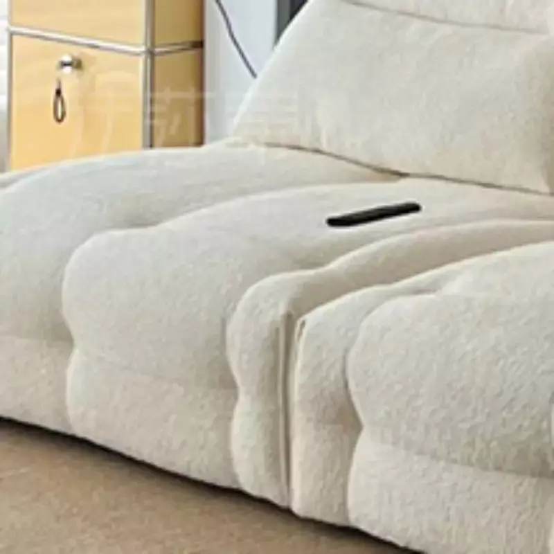 كنب مفرد بتصميم غرفة معيشة فخمة