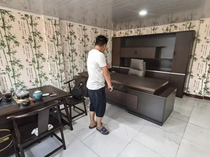 طاولة مكتب بتصميم مودرن