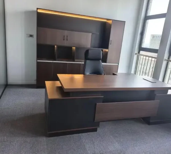 طاولة مكتب بتصميم مودرن