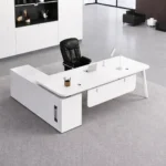 مكتب خشبي مع خزانة جانبية بأدراج مميزة