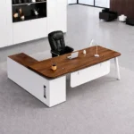 مكتب خشبي مع خزانة جانبية بأدراج مميزة