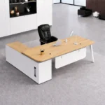 مكتب خشبي مع خزانة جانبية بأدراج مميزة