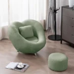 كنب مفرد مع مسند للقدم على شكل قلب