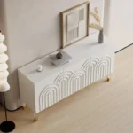 طاولة بوفيه مودرن بيضاء بثلاثة أبواب بنقشة متموجة