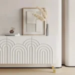 طاولة بوفيه مودرن بيضاء بثلاثة أبواب بنقشة متموجة