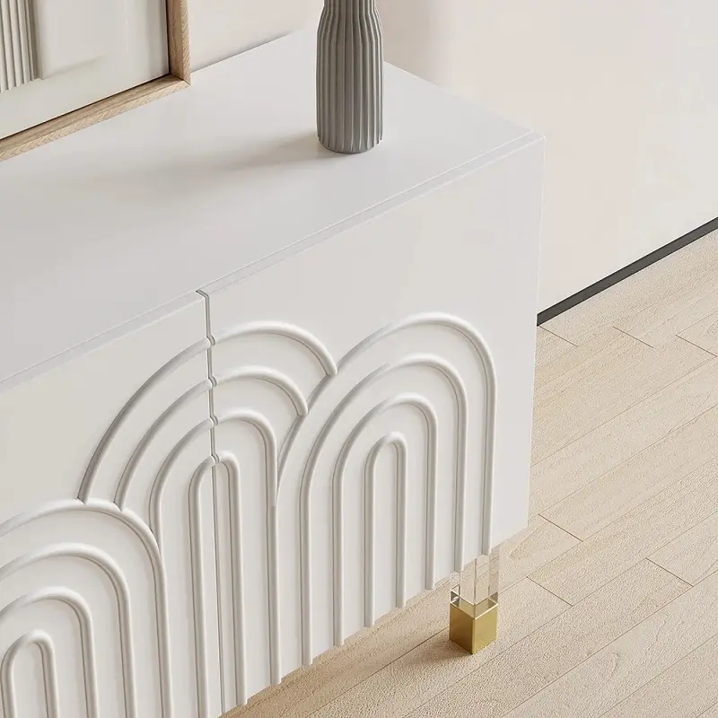 طاولة بوفيه مودرن بيضاء بثلاثة أبواب بنقشة متموجة