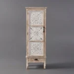 خزانة خشبية بتصميم عتيق مطرز