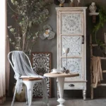 خزانة خشبية بتصميم عتيق مطرز