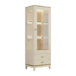 خزانة بار مودرن مع إضاءة وأبواب زجاجية