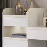 طاولة تسريحة مع مرآة مضاءة وخزانة جانبية وكرسي