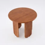 طاولة طعام بتصميم مميز مع مساحة تخزين